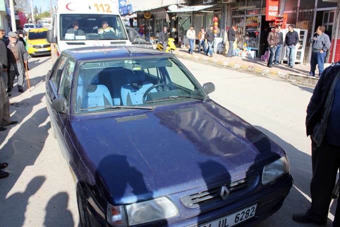 Otomobilin çarptığı adam, yaralandı