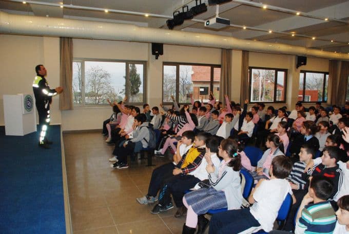 Öğrencilere trafik kurallarının önemi anlatıldı