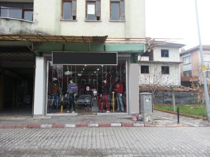 İki iş yerine girip, kasadaki bozuk paraları çaldılar