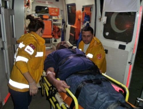 Manevra yapan otomobille çarpıştı