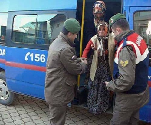 Evden ayrılan yaşlı kadın, donmak üzereyken bulundu