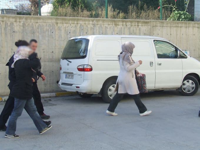Çarşaf giyip, hırsızlık yaptılar