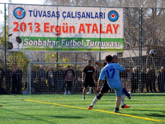 İşçiler, futbol turnuvasında mücadele etti