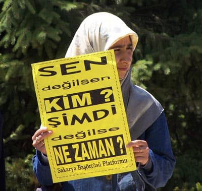 <p align="left"><font size="2"><font face="verdana,geneva">Kendi sorunlarının &ccedil;&ouml;z&uuml;m&uuml;n&uuml;n tavizkar bir tutum i&ccedil;erisine girmeden, ilkeler uğruna salih bir direnişin mukim kılınmasıyla m&uuml;mk&uuml;n olduğunun vurgulandığı a&ccedil;ıklamada, L&uuml;bnan Hizbullah'ının Siyanist İsrail'e karşı kazandığı son başarıya ilişkin şu s&ouml;zlere yer verildi:<font color="#cc0000"> &quot;Sorunlarımızın &ccedil;&ouml;z&uuml;m&uuml; i&ccedil;in umudumuz, umudumuzu beslemek i&ccedil;inse salih bir direnişimiz olmalıdır. L&uuml;bnan&rsquo;da Hizbullah ile Siyonist İsrail işgal &ouml;rg&uuml;t&uuml; arasında ger&ccedil;ekleşen esir değişimi, uzun yıllar s&uuml;rse de başarının ancak kararlı bir direnişle geleceğinin g&uuml;zel bir &ouml;rneği olmuştur. Kendi sorunlarının &ccedil;&ouml;z&uuml;m&uuml; i&ccedil;in m&uuml;cadeleyi bırakmayan ve Siyonist zorbalara diz &ccedil;&ouml;kt&uuml;ren L&uuml;bnan İslami Direnişi&rsquo;ne binlerce selam olsun!&quot; </font></font></font></p><p align="left"><font face="verdana,geneva" size="2">A&ccedil;ıklama boyuca &quot;Tevhid Adalet &Ouml;zg&uuml;rl&uuml;k&quot; pankartı ve &quot;İnancına &Ouml;rt&uuml;ne Kimliğine Sahip &Ccedil;ık&quot;, &quot;Yasak S&uuml;r&uuml;yor, Duyuyor musunuz?&quot;, &quot;Sen Değilsen Kim; Şimdi Değilse Ne Zaman&quot; yazılı d&ouml;vizleri taşıyan katılımcılar &quot;Direne Direne Kazanacağız&quot; ve &quot;Uyan Diren &Ouml;zg&uuml;rleş&quot; gibi sloganlar attılar.</font></p>