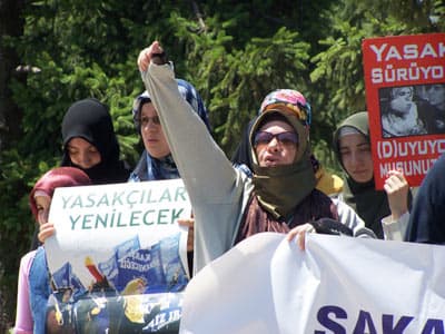 <p align="left"><font face="verdana,geneva" size="2">Son g&uuml;nlerde peş peşe deşifre olan planlar ve ilişkiler ağı nasıl bir sistemde yaşadığımızı daha net ortaya koymaktadır. Egemenliğin ve imtiyazların ellerinden kayıp gittiğini g&ouml;renlerin hazırladıkları eylem planları nasıl bir zihniyete sahip olduklarını g&ouml;stermektedir. Onlara g&ouml;re egemenliğin koruyup kollanması i&ccedil;in suikast yapmak, naylon ter&ouml;r &ouml;rg&uuml;tleri kurmak, uyuşturucu ve silah ka&ccedil;ırmak, kara para aklamak ve banka hortumlamak en etkili y&ouml;ntemlerdir. Kendi g&ouml;r&uuml;şlerini ve hayat tarzlarını paylaşmayan herkes d&uuml;şmandır ve mutlaka yok edilmelidir. </font></p><p align="left"><font face="verdana,geneva" size="2"></font></p><p align="left"><font face="verdana,geneva" size="2">Yıllardır h&uuml;k&uuml;m s&uuml;ren bu egemen zihniyetin provokasyonlarla, katliamlarla ve yeri geldiğinde darbelerle ayakta tutulmaya &ccedil;alışılması şaşırtıcı değilse bile dehşet vericidir. Meşruiyeti ve toplumsal tabanı olmadığı i&ccedil;in halka karşı paranoyak&ccedil;a yaklaşan, onu s&uuml;rekli tehdit ve d&uuml;şman ilan eden; insanların kimlik, inan&ccedil; ve değerlerini yasaklayan, hak ve &ouml;zg&uuml;rl&uuml;klerini zorbalıkla gasp eden egemenlerin, kendi menfaatleri uğruna nasıl bir &ouml;rg&uuml;tlenme i&ccedil;ine girdiği ve ne t&uuml;r eylem hazırlıkları yapıldığı iyi tahlil edilmelidir.</font></p>