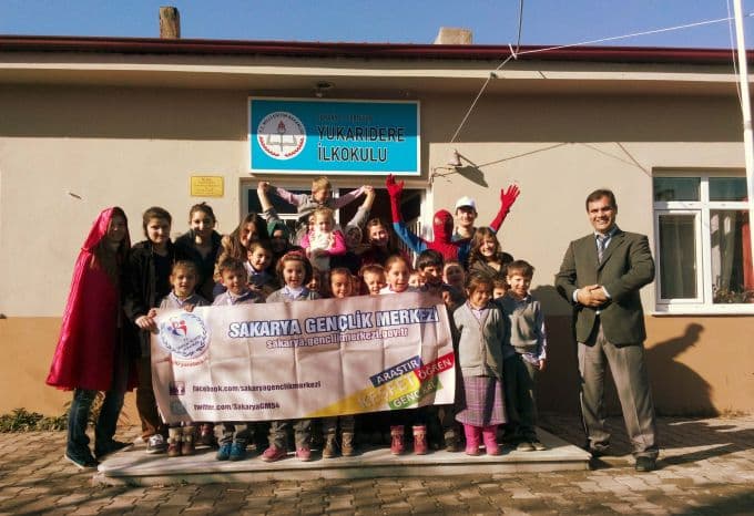 Çizgi film kahramanları, köy okullarını ziyaret etti