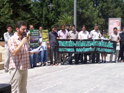 <p align="left"><font face="verdana,geneva" size="2">Bu tahlilin neticesinden doğru bir ders &ccedil;ıkarılmalıdır. Durum, belirli imtiyazları elinde tutan gizli &ouml;rg&uuml;tlenmelerin veya paramiliter yapılanmaların belirli makamları işgal etmesi olarak g&ouml;r&uuml;lmemelidir. Krizin k&ouml;kleri derindir. Mesele, topyek&ucirc;n bir sistem ve resmi ideolojinin h&acirc;kimiyeti meselesidir. Onlara g&ouml;re kesintisiz zorunlu eğitime, kartel medya baskısına, muhtıralara ve darbelere rağmen halkın h&acirc;l&acirc; resmi ideolojiye teslim olmaması ve gen&ccedil;lerin Kemalist ideolojiyi sahiplenmemesi b&uuml;y&uuml;k bir tehlikedir. </font></p><p align="left"><font face="verdana,geneva" size="2"></font></p><p align="left"><font face="verdana,geneva" size="2">Baş&ouml;rt&uuml;s&uuml; yasağı bu tehlikeyi bertaraf etmek i&ccedil;in vardır. Yasağın amacı, resmi ideolojiye boyun eğmeyenleri zorbalıkla sindirmektir. İslamın yaşanmasını engelleyerek, mevcut yapının korunmasıdır. T&uuml;rkiye M&uuml;sl&uuml;manları, baş&ouml;rt&uuml;s&uuml; yasağıyla adeta diz &ccedil;&ouml;kmeye zorlanmaktadır. Yasağa karşı sessiz kalınan her g&uuml;n ise durumu giderek ağırlaştırmaktadır.</font></p>