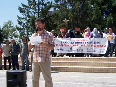 <p align="left"><font face="verdana,geneva" size="2">G&ouml;r&uuml;nen o ki, baş&ouml;rt&uuml;s&uuml; yasağı ve yasak&ccedil;ılar tatil yapmamaktadır. Antalya&rsquo;da yaşanan skandal bu ger&ccedil;eği bir kez daha hatırlatmıştır. Antalya 3&rsquo;&uuml;nc&uuml;s&uuml; olan Zehra &Ouml;zt&uuml;rk adlı kardeşimiz, sırf baş&ouml;rt&uuml;l&uuml; olduğu i&ccedil;in &ouml;d&uuml;l t&ouml;reninde sahneye &ccedil;ağrılmamıştır. Kızına yapılan bu haksızlığı k&uuml;rs&uuml;den anlatmaya &ccedil;alışan annesi ise zorla k&uuml;rs&uuml;den indirilmiştir. </font></p><p align="left"><font face="verdana,geneva" size="2"></font></p><p align="left"><font face="verdana,geneva" size="2">Evet, kesintisiz devam eden zulme karşı tavrımızın da kesintisiz olması gereği &ccedil;ok a&ccedil;ıktır. Sorunlarımızın &ccedil;&ouml;z&uuml;m&uuml; i&ccedil;in umudumuz, umudumuzu beslemek i&ccedil;inse salih bir direnişimiz olmalıdır. L&uuml;bnan&rsquo;da Hizbullah ile Siyonist İsrail işgal &ouml;rg&uuml;t&uuml; arasında ger&ccedil;ekleşen esir değişimi, uzun yıllar s&uuml;rse de başarının ancak kararlı bir direnişle geleceğinin g&uuml;zel bir &ouml;rneği olmuştur. Kendi sorunlarının &ccedil;&ouml;z&uuml;m&uuml; i&ccedil;in m&uuml;cadeleyi bırakmayan ve Siyonist zorbalara diz &ccedil;&ouml;kt&uuml;ren L&uuml;bnan İslami Direnişi&rsquo;ne binlerce selam olsun!</font></p>