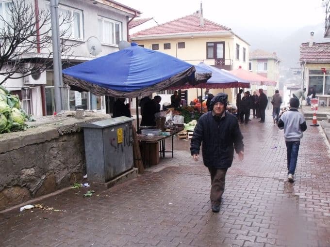 Soğuklar, pazar esnafını olumsuz etkiledi