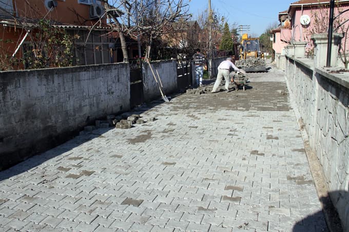 Akyazı Belediyesi örnek sokak çalışmalarına devam ediyor