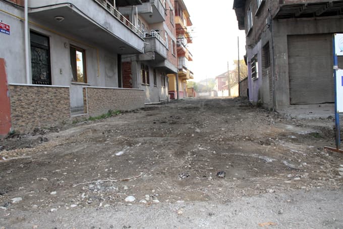 Akyazı Belediyesi örnek sokak çalışmalarına devam ediyor