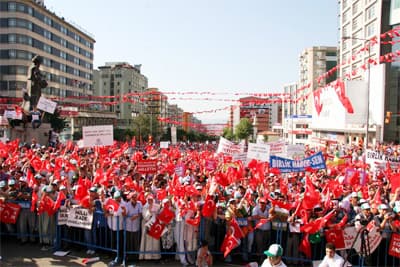 <font face="verdana,geneva"><font size="2">Daha sonra k&uuml;rs&uuml;ye gelen <strong>Hak-İş Genel Başkanı Salim Uslu</strong> da, &quot;T&uuml;rkiye'de son zamanlarda, dokunulmaz zannedenlere dokunuluyor. Bizlere dayatılan yapay g&uuml;ndemlerin kodları &ccedil;&ouml;z&uuml;l&uuml;yor. Bu mitinglerin ne kadar doğru olduğu ger&ccedil;eği bir kez daha ortaya &ccedil;ıkıyor. Cumhuriyet mitinglerini t&uuml;m &uuml;lkenin g&ouml;z&uuml;ne sokmaya &ccedil;alışanlar, Malatya ve Samsun'daki 100 bin kişinin vicdanıyla ilgilenmediler. Biliyorum ki bunlar, Bursa'da toplanan binlerce kişiyi de haber değeri olarak g&ouml;rmeyecek, ekranlardan saklayacaklar.<br /><br />'Sarıkız', 'Ayışığı' ve 'Eldiven' kodlarıyla ortaya &ccedil;ıkan darbe planları g&uuml;n gibi ortadayken, Ergenekon &ccedil;etesinin yakalanmasından &uuml;z&uuml;nt&uuml; duyanlar var. Zanlıları, cuntacıları aklama &ccedil;abasına d&uuml;şenler var. Faşistlerle ağız birliği etmekten utanmayanlar var. Ger&ccedil;ekleri ters y&uuml;z eden yalanı hakikat gibi sunmak isteyenler var. D&uuml;n parti kapatılsın, savcı eleştirilmesin diyenler, bug&uuml;n başsavcıyı ve iddianameyi yerden yere vuruyorlar. Bunlar sosyal değil, <font color="#cc0000">seyyar demokratlar.</font> Onlar, kurtla yemeye, sahibiyle ağlamaya alışmışlardır. R&uuml;zgara g&ouml;re pozisyon alanları g&ouml;r&uuml;yor musun? İspanya, İtalya, Yunanistan ve G&uuml;ney Kore darbecileri mahkum ederken, T&uuml;rkiye'de dokunulmasın diyenleri g&ouml;r&uuml;yor musun? Ayıp duygusu ne zaman bi&ccedil;im değiştirdi. Vicdanlarınızın kirlendiğini fark edemiyor musunuz? Zavallı darbe aklama &ccedil;abaları bu milletin sağ duyu s&uuml;zgecinden ge&ccedil;er mi? Anayasayı cunta pisliğinden temizlemek i&ccedil;in bug&uuml;nden tezi yok. Yeni bir anayasa yapılsın istiyorsak, meydanlarda olmaya devam edeceğiz. <font color="#cc0000">İnsanlık onuru ve demokrasi m&uuml;cadelemiz kutlu olsun</font>&quot; dedi. </font></font>