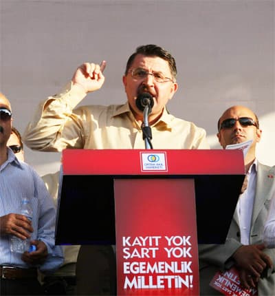 <font face="verdana,geneva"><font size="2">Memur-Sen Genel Başkanı <font color="#cc0000">Ahmet G&uuml;ndoğdu</font> ise yaptığı konuşmada, &quot;Her 10 yılda bir &uuml;lkemizi kaosa s&uuml;r&uuml;kleyen darbecilere ve yalakalarına 'dur' demek i&ccedil;in bu muhteşem tabloyu oluşturanlara selam olsun. B&uuml;t&uuml;n desiseleri bozmak i&ccedil;in buradayız. Se&ccedil;tiklerimizi kimseye verme mecburiyetimiz yok. T&uuml;rkiye'nin geleceğini karartmak istiyorlar. Ortak Akıl Hareketi'nin &uuml;lkemizin &ouml;n&uuml;n&uuml; a&ccedil;acağına inanıyoruz. Bu millet yasaklardan &ccedil;ok &ccedil;ekti. Yasakların bitmesini istiyoruz. Ey Jakobenler! Ne kadar hesap ederseniz edin, şunu bilin ki, hi&ccedil;bir şey elde edemeyeceksiniz. &Ccedil;&uuml;nk&uuml; milletimiz demokrasi ve iradesine sahip &ccedil;ıkmaktadır. Laikliği, inananları d&ouml;vmenin sopası haline getirmeye m&uuml;saade etmeyeceğiz. Ergenekon &ccedil;etesinin avukatlığına soyunanları &ccedil;ok iyi takip edin. <font color="#cc0000">Ne zaman milletin avukatlığını yapacaksınız?</font> Ne zaman millet adına siyaset yapacaksınız? Onlar her 10 yılda bir &uuml;lkeyi 20 yıl geri g&ouml;t&uuml;renlerdir. Bu milletin kanını emenlerdir. Bunlar cumhursuz cumhuriyet &ouml;zlemi duyanlardır. Bunlar koltuğunu cumhuriyetin kalesi zannedenlerdir. B&uuml;rokratik Cumhuriyet değil, otokratik Cumhuriyet değil, <font color="#cc0000">demokratik Cumhuriyet</font> istiyoruz&quot; ifadelerini kullandı. </font><br /></font>