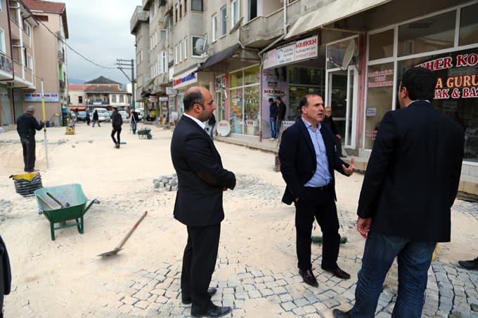 Başkan Uslu, çarşı merkezinde yapılan çalışmaları inceledi