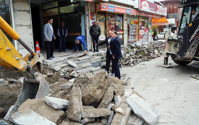 Başkan Uslu, çarşı merkezinde yapılan çalışmaları inceledi