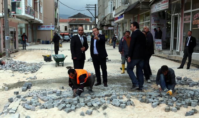 Başkan Uslu, çarşı merkezinde yapılan çalışmaları inceledi