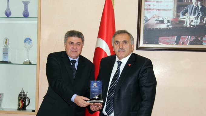 Hendek ödüle doymuyor
