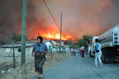 <p><font face="verdana,geneva" size="2">Kıra&ccedil;, <font color="#cc0000">&quot;</font><font color="#cc0000">Yangın hen&uuml;z kontrol altına alınamadı. 1 saat &ouml;ncesine kadar yangın 50-60 hektarlık alanda etkiliydi. Şimdi r&uuml;zgarın da etkisiyle bu alanın iki katına ulaştığını tahmin ediyoruz. Yangından dolayı Şaşal k&ouml;y&uuml;, Deli&ouml;mer ve Keler mahalleleri boşaltıldı. Risk altında olan b&ouml;lgelerde &ccedil;alışmalar s&uuml;r&uuml;yor&quot;</font> dedi.</font></p><p><font face="verdana,geneva" size="2">Menderes Kaymakamı Ahmet &Ouml;nal ise yangına elektrik tellerinin neden olduğu y&ouml;n&uuml;nde bilgi aldıklarını s&ouml;yledi.</font></p><p><font face="verdana,geneva" size="2"><br /><br /><br /><br />&Ouml;nal, orman yangınının 3 saat i&ccedil;inde r&uuml;zgarın da etkisiyle &ccedil;ok hızlı bir bi&ccedil;imde yayıldığını, yangın nedeniyle b&ouml;lgedeki k&ouml;ylerin duman altında kaldıklarını ifade etti.</font></p><p><font face="verdana,geneva" size="2">&Ouml;nal, &quot;Yangın r&uuml;zgarın etkisiyle hızla G&uuml;m&uuml;ld&uuml;r'e doğru ilerliyor. G&uuml;m&uuml;ld&uuml;r Belediye Başkanı'nı, yangının oraya varabilme ihtimaline ve gerekli tedbirlerin alınması i&ccedil;in uyardım. Yangına bir&ccedil;ok ekip m&uuml;dahale ediyor. Şu ana kadar yaralı konusunda bir bilgi ulaşmadı. İnsanların canını ve mallarını kurtarmaya &ccedil;alışıyoruz&quot; diye konuştu.<br />&nbsp;<br />&Ouml;te yandan, Menderes ile G&uuml;m&uuml;ld&uuml;r arasındaki yol, yangın nedeniyle trafiğe kapatıldı.</font></p>