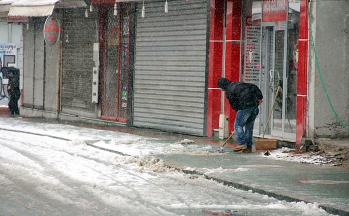 178 köy yolu ulaşıma kapandı