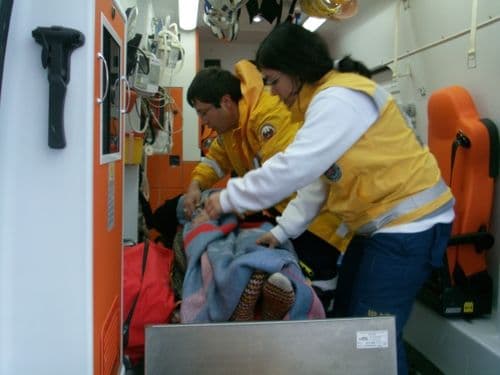 Yaralanan yaşlı kadın, traktörle ambulansa ulaştırıldı