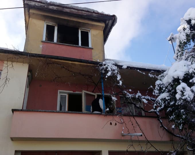 Kış gününde evsiz kaldılar