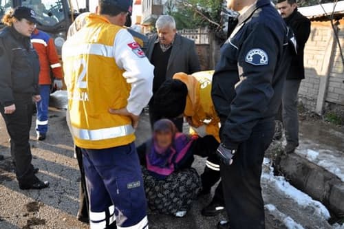 Çöp evi 5. kez boşaltılan Ayşe Nine kepçenin önüne atladı