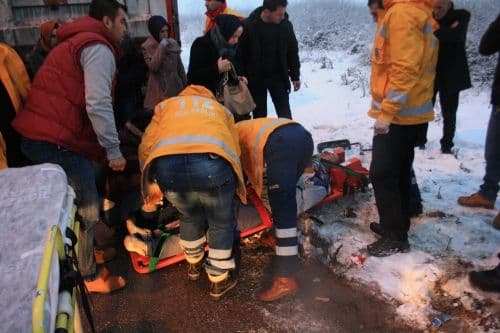 İşçileri taşıyan servis buzlanan yolda kamyona çarptı