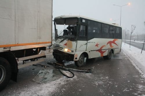 İşçileri taşıyan servis buzlanan yolda kamyona çarptı