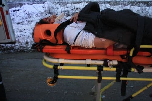 İşçileri taşıyan servis buzlanan yolda kamyona çarptı