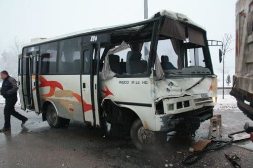 İşçileri taşıyan servis buzlanan yolda kamyona çarptı