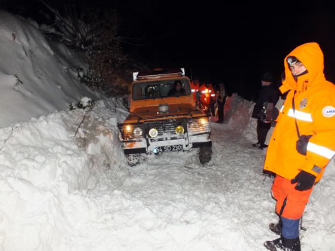 Yolu karla kapanan yaylada, 3 kişiden haber alınamıyor