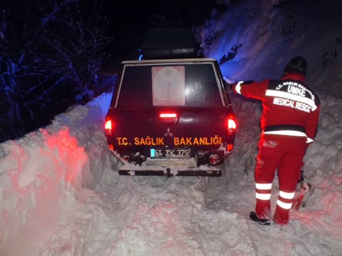 Yolu karla kapanan yaylada, 3 kişiden haber alınamıyor