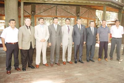 <font face="verdana,geneva"><font size="2">Yerel y&ouml;netimler konusunda bilgiler veren Recep Yıldırım, <font color="#cc0000">&quot;Yerel y&ouml;netimlerde &ccedil;ığır a&ccedil;tık. Sakarya genelinde altyapı &ccedil;alışmalarında g&uuml;zel bir seviyeye gelindi. B&uuml;y&uuml;kşehir Belediyelerin gelirleri y&uuml;zde 36 arttı. İl&ccedil;e belediyelerinin gelirleri y&uuml;zde 42 arttı. &Ouml;zel İdarelerin gelirleri y&uuml;zde 56 arttı. N&uuml;fusu 10 binin altında olan belediyelere destekleme adı altında kaynak aktarıldı&quot;</font> diye konuştu. <br /><br />Sakarya'nın hızla b&uuml;y&uuml;yen ve g&ouml;&ccedil; alan bir il olduğunu ifade eden Hasan Ali &Ccedil;elik, &quot;Sakarya T&uuml;rkiye'nin en fazla g&ouml;&ccedil; alan illerinden biri. Bu Sakarya'nın b&uuml;y&uuml;kl&uuml;ğ&uuml;n&uuml; g&ouml;sterir. İşyeri sayısı bakımından 2006 yılında 24 bin 141 olan işyeri sayısı 2007'de 28 bin 765'e &ccedil;ıkmış. Sakarya sanayi ciddi anlamda ilerleme g&ouml;steriyor. Sakarya'da 3 tane OSB var. Yeni OSB'ler kurulması i&ccedil;in &ccedil;alışmalar var. Kurulan şirket sayılarında artış var. 2008 yılında 424 kilometre 2. kat asfalt atılmış. 720 kilometre asfalt yaması yapılmış. K&ouml;ylerde 176 kilometre kilitli parke taşı d&ouml;şenmiş. K&ouml;ylerimiz şehirleşme yolundalar&quot; dedi.</font></font>