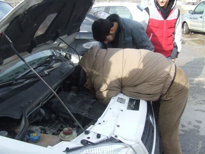 Isınmak için aracın motoruna giren kedi canından oluyordu