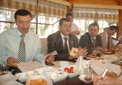 <font face="verdana,geneva" size="2">T&uuml;rkiye'nin demokratikleşmesi i&ccedil;in bir &ccedil;ok yasa &ccedil;ıkardıklarını belirten Ayhan Sefer &Uuml;st&uuml;n ise, &quot;Bunları kendi insanımız i&ccedil;in &ccedil;ıkardık. Ancak bazı kesimler AB kapsamında yaptığımızı iddia ettiler. Biz bunları geleceğimiz i&ccedil;in yapıyoruz. Yasaklarla ciddi m&uuml;cadele ettik. Yeni sivil Anayasa &ccedil;ıkarmak i&ccedil;in &ccedil;alıştık. T&uuml;rkiye'nin yeni demokratik sivil anayasaya ihtiyacı var. Bunun i&ccedil;in &ccedil;alışmalar yaptık. Ancak parti kapatma davası ile karşı karşıya kaldık. Havayı dağıtmak istediler. Bunu engellemeye &ccedil;alıştılar. Ancak ne olursa olsun biz T&uuml;rkiye'nin ihtiyacı olan yeni sivil demokratik anayasayı &ccedil;ıkartacağız. Bir takım &ccedil;evreler toplumda kaos ortamı oluşturmaya &ccedil;alıştılar. AK Parti olarak insanımıza hizmet aşkımız devam ediyor. Anayasa Mahkemesi'nden ne &ccedil;ıkarsa &ccedil;ıksın hizmete devam edeceğiz&quot; dedi. </font>