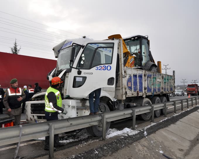 İş makinesi taşıyan TIR, buzlanan yolda kaza yaptı