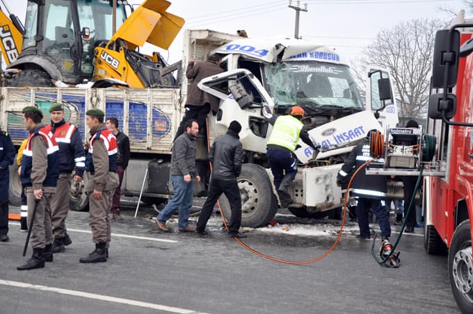İş makinesi taşıyan TIR, buzlanan yolda kaza yaptı