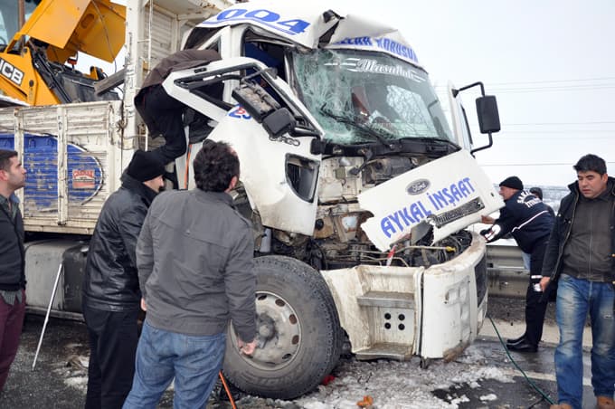 İş makinesi taşıyan TIR, buzlanan yolda kaza yaptı