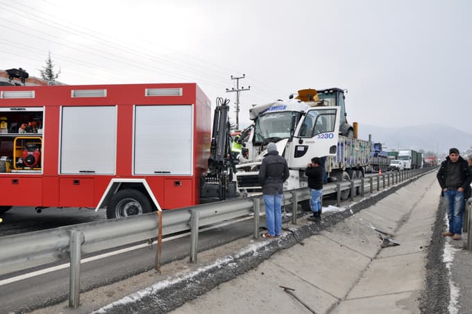 İş makinesi taşıyan TIR, buzlanan yolda kaza yaptı