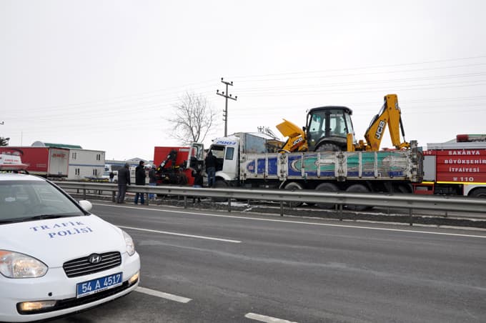 İş makinesi taşıyan TIR, buzlanan yolda kaza yaptı
