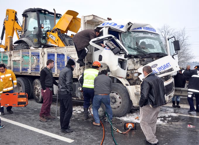 İş makinesi taşıyan TIR, buzlanan yolda kaza yaptı
