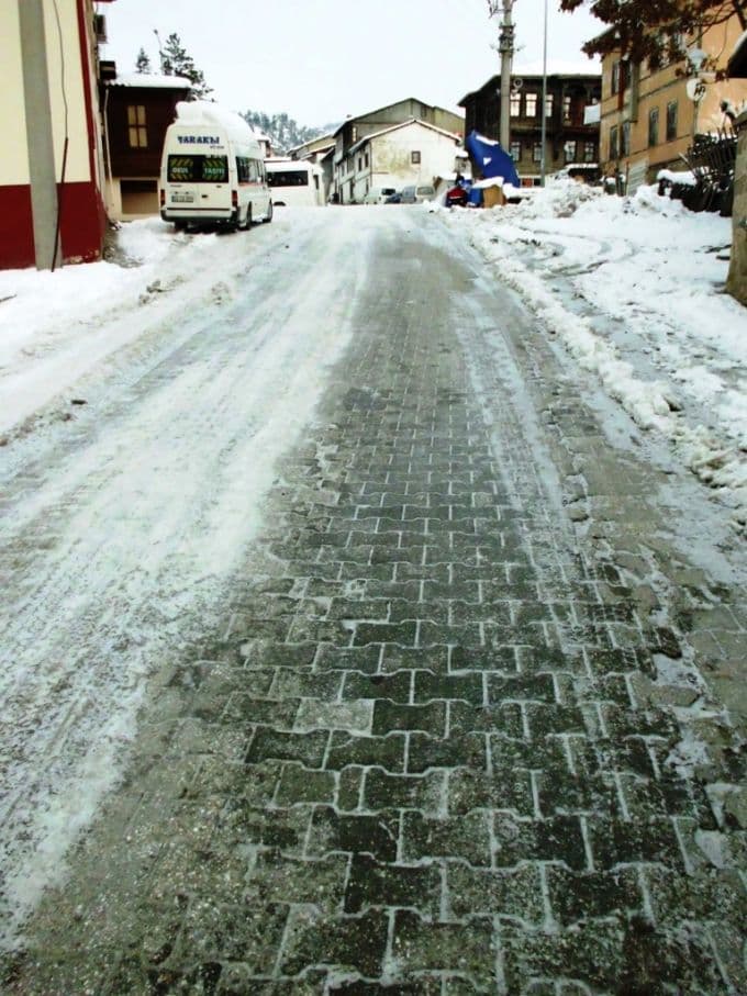 Çatıdan sarkan buzlar tehlike yaratıyor