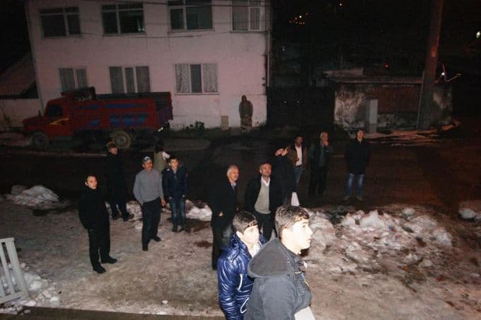 Elektrikler kesilince asansörde mahsur kaldı
