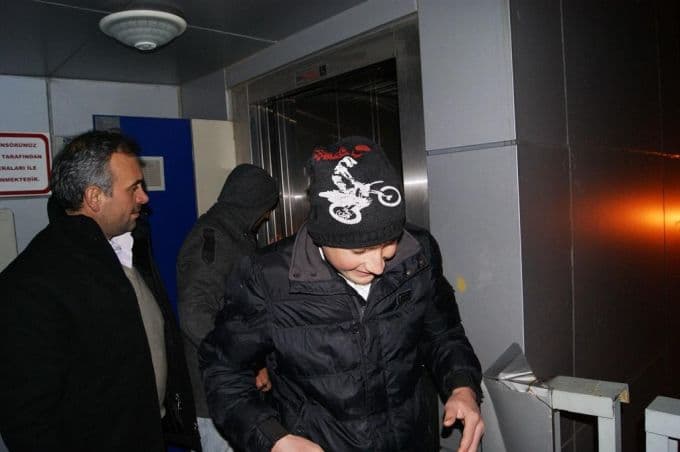 Elektrikler kesilince asansörde mahsur kaldı