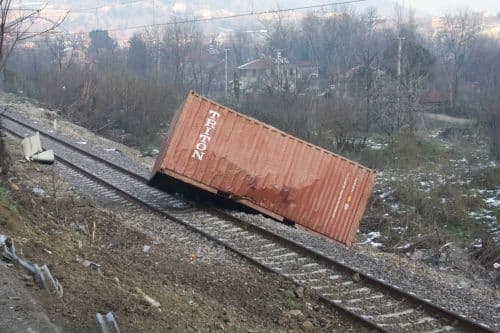 TIR devrildi, taşıdığı konteyner tren yoluna yuvarlandı
