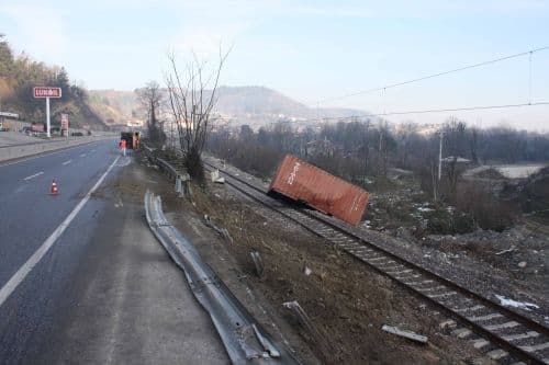 TIR devrildi, taşıdığı konteyner tren yoluna yuvarlandı