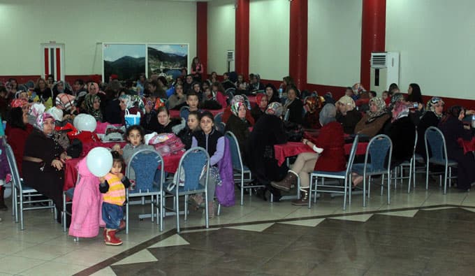 Kadınlar matinesinde bayanlar doyasıya eğlendi