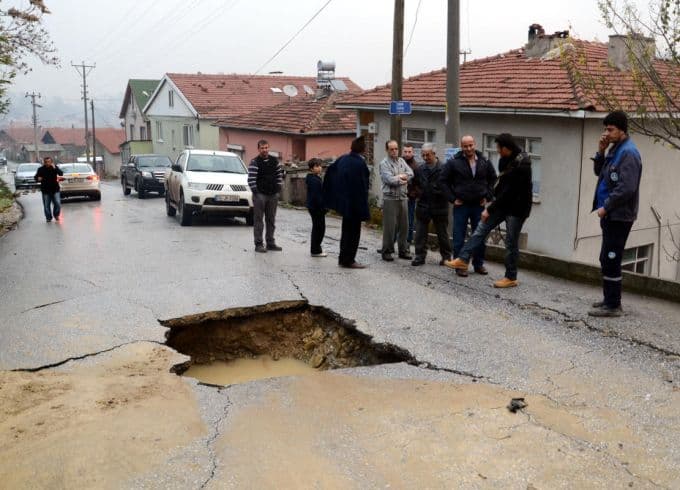 Ana isale hattı patlayınca mahalleyi su bastı 