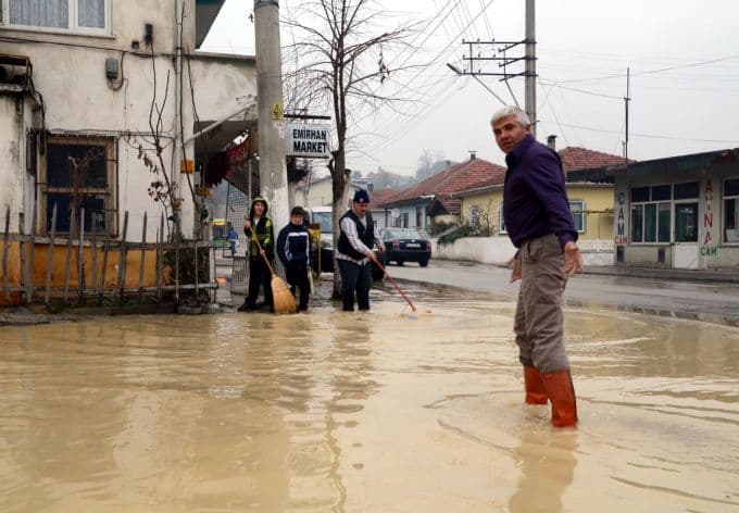 Ana isale hattı patlayınca mahalleyi su bastı 