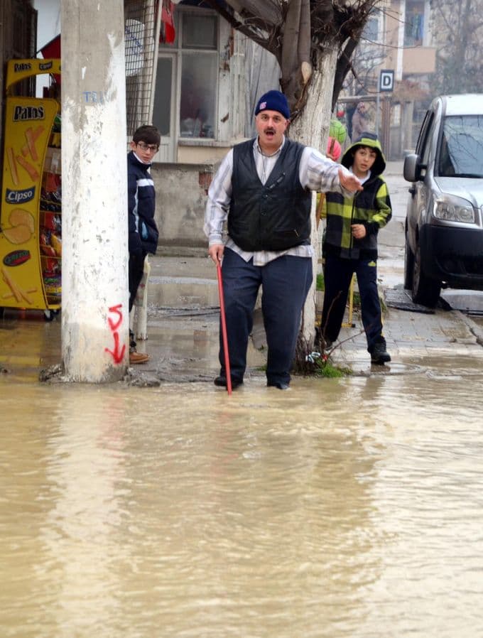 Ana isale hattı patlayınca mahalleyi su bastı 